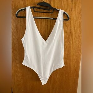 Aritzia Babaton v neck bodysuit